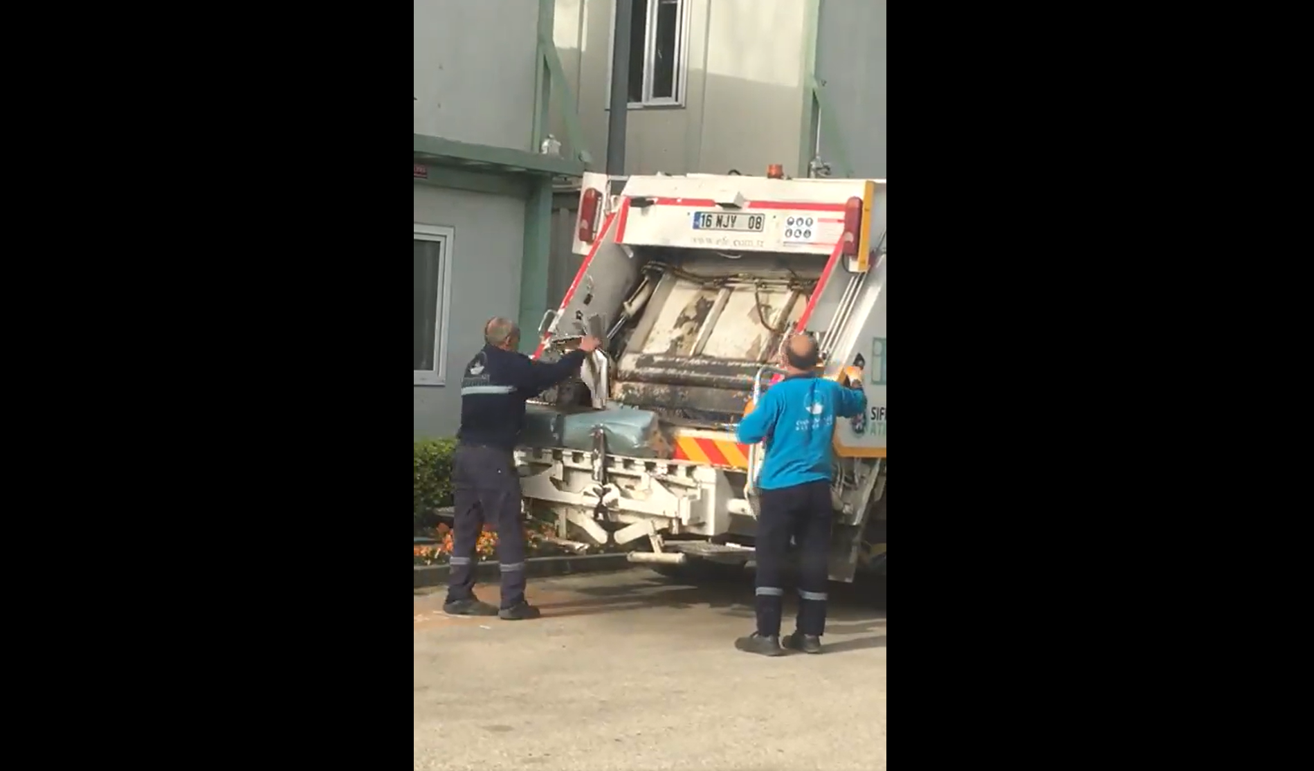 İddia: AKP'nin kaybettiği Osmangazi'de belediye evrakları çöp arabasına atılırken görüntülendi