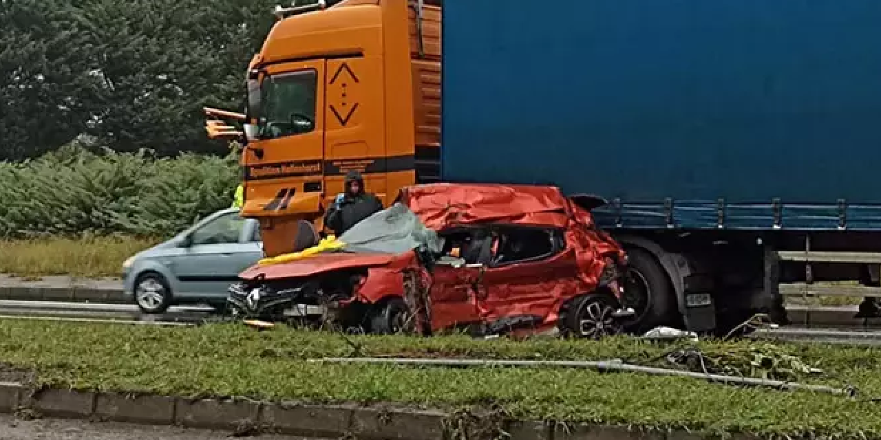 Rize'de feci kaza! Otomobil tırın altında kaldı: 3 kişi hayatını kaybetti