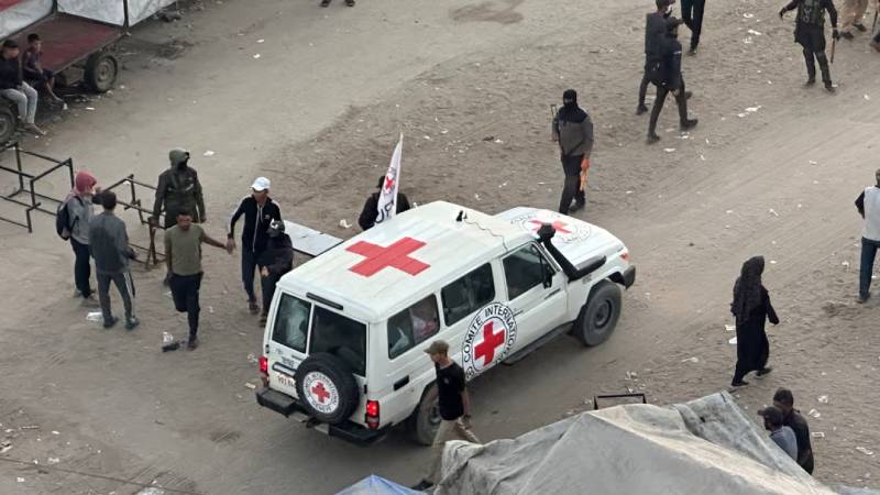 Dünyanın gözü burada, rehine takası başladı: Hamas, 7 İsrailli rehineyi Kızıl Haç'a teslim etti!