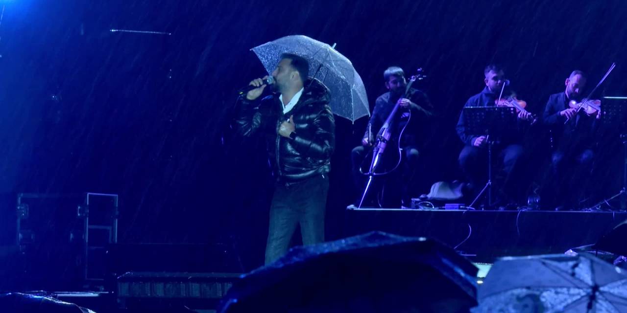 Alişan yağmura inat Malatyalıya unutulmaz bir konser verdi