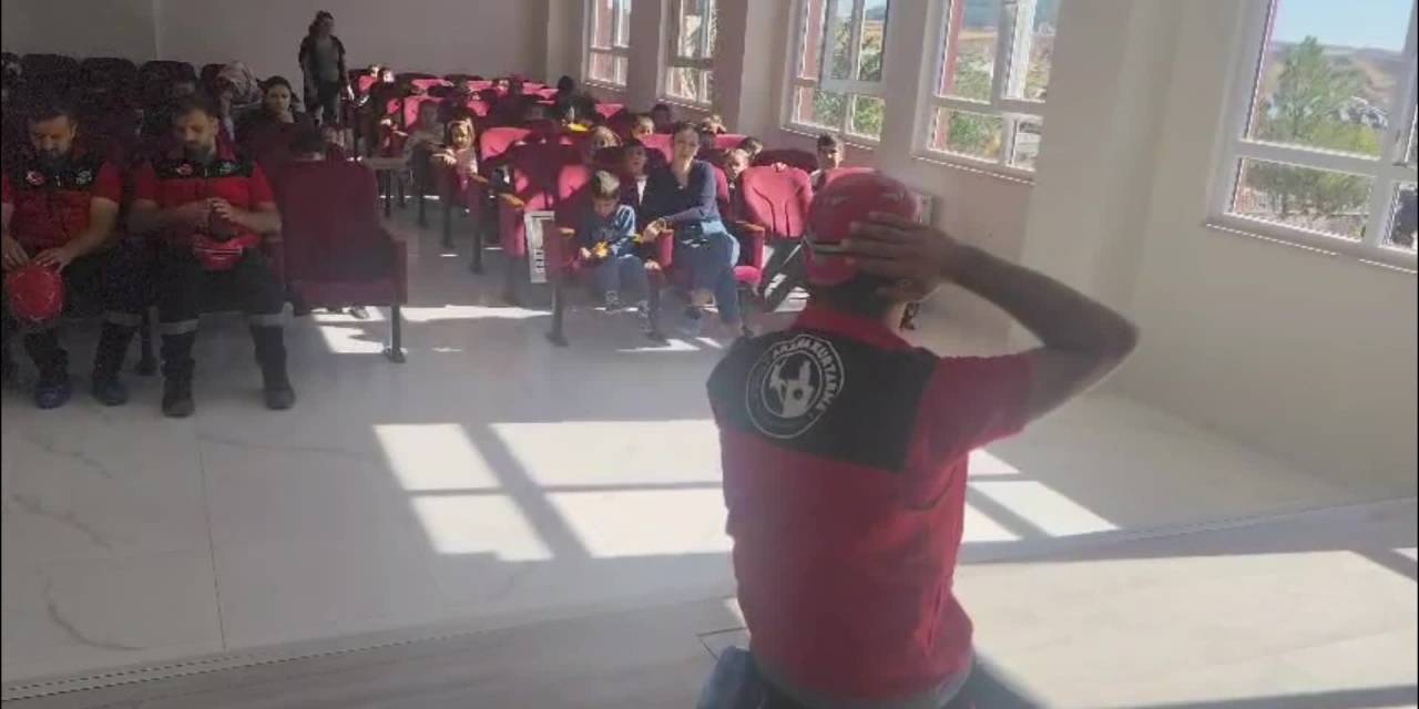 Adıyaman’da anaokulu öğrencilerine deprem eğitimi