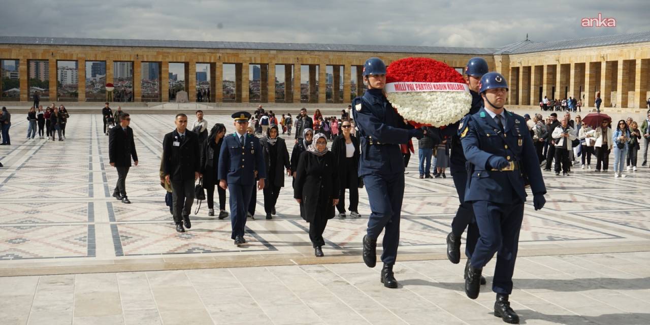 Milli Yol Partisi Kadın Kolları Anıtkabir'i Ziyaret Etti