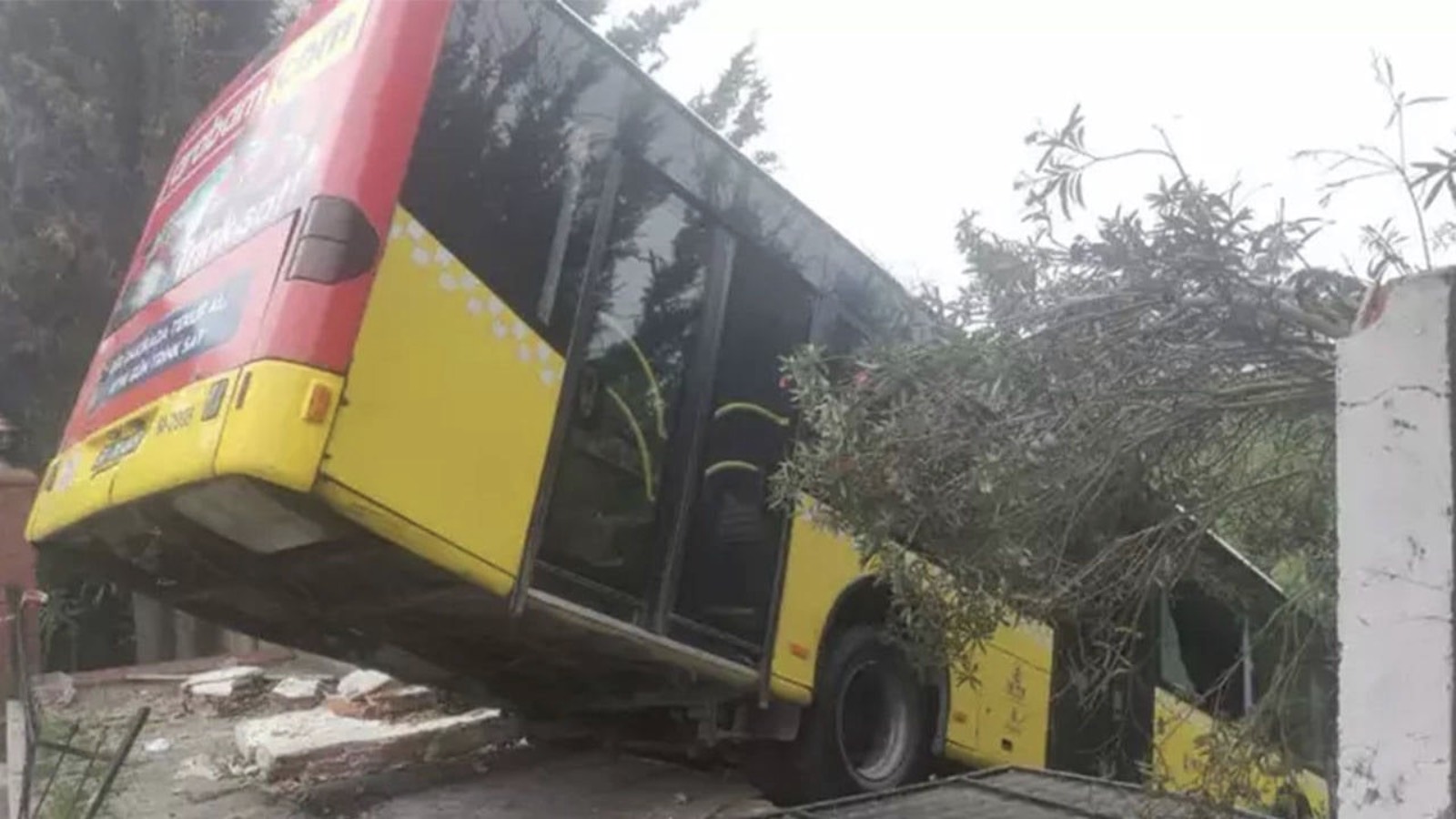 Üsküdar'da İETT otobüsü kaza yaptı, araç şoförü işten el çektirildi