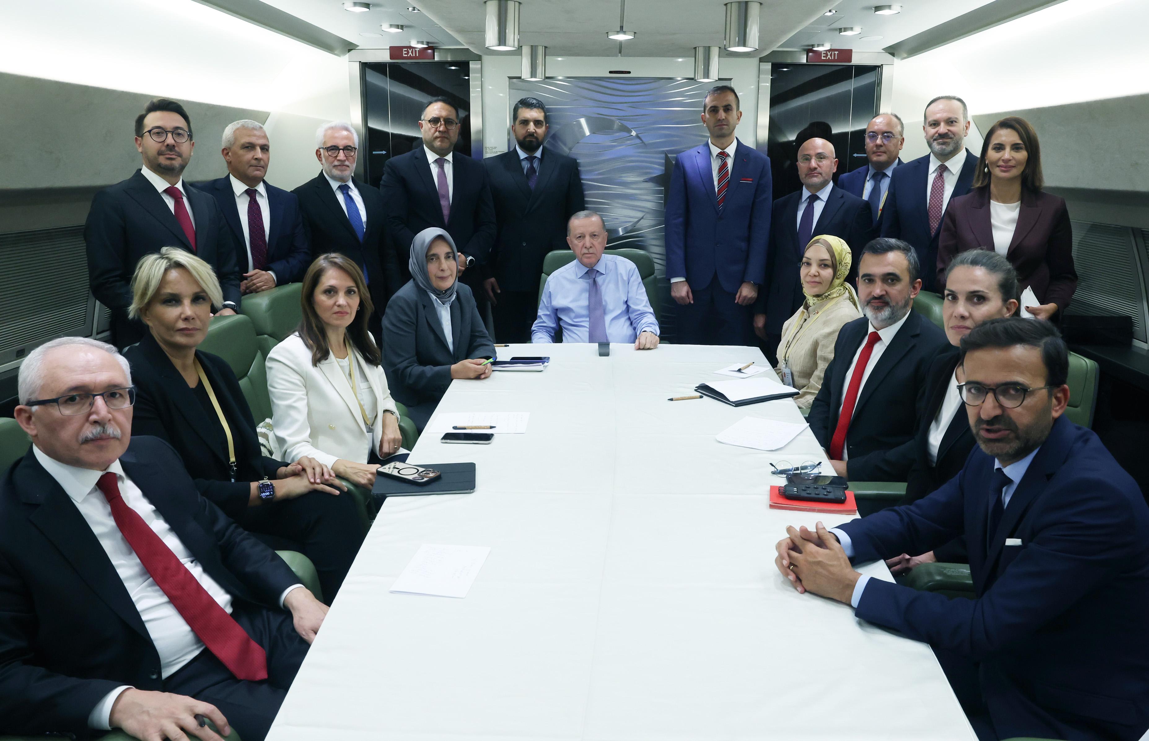 Erdoğan Mısır dönüşü uçakta soruları yanıtladı: Gazze’deki görev gücünde Mehmetçik yer alacak mı?