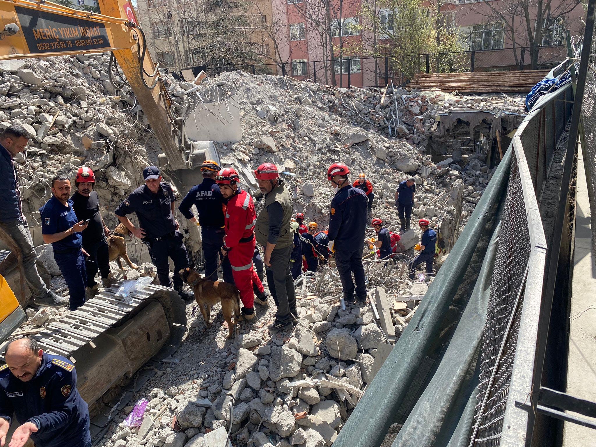 Moloz kaldırma sırasında göçük; 1 işçi enkaz altında kaldı