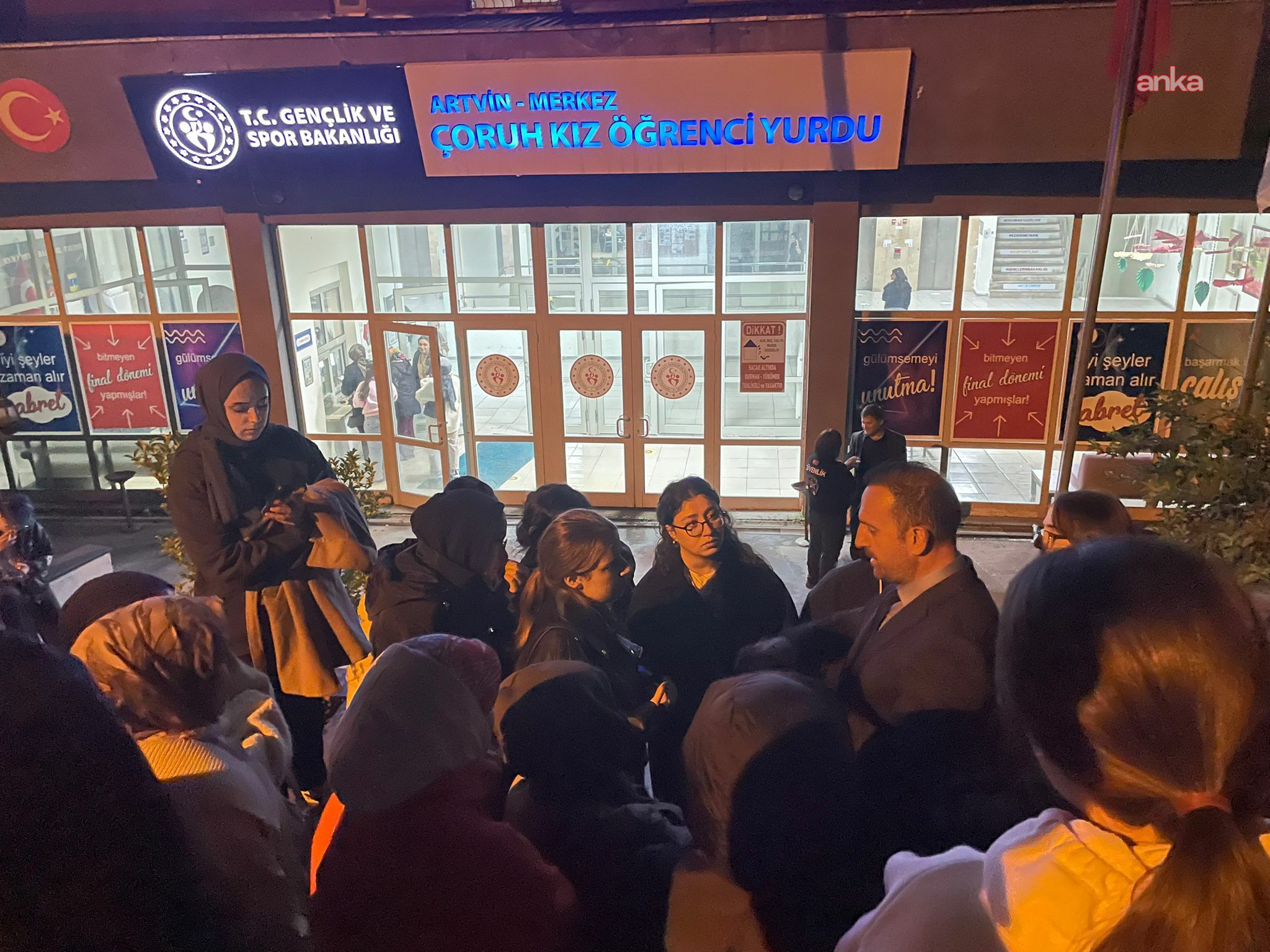 KYK yurdu krizi öğrencileri sokağa döktü: “Çiçek Nine bizimdir, bizim olacak”