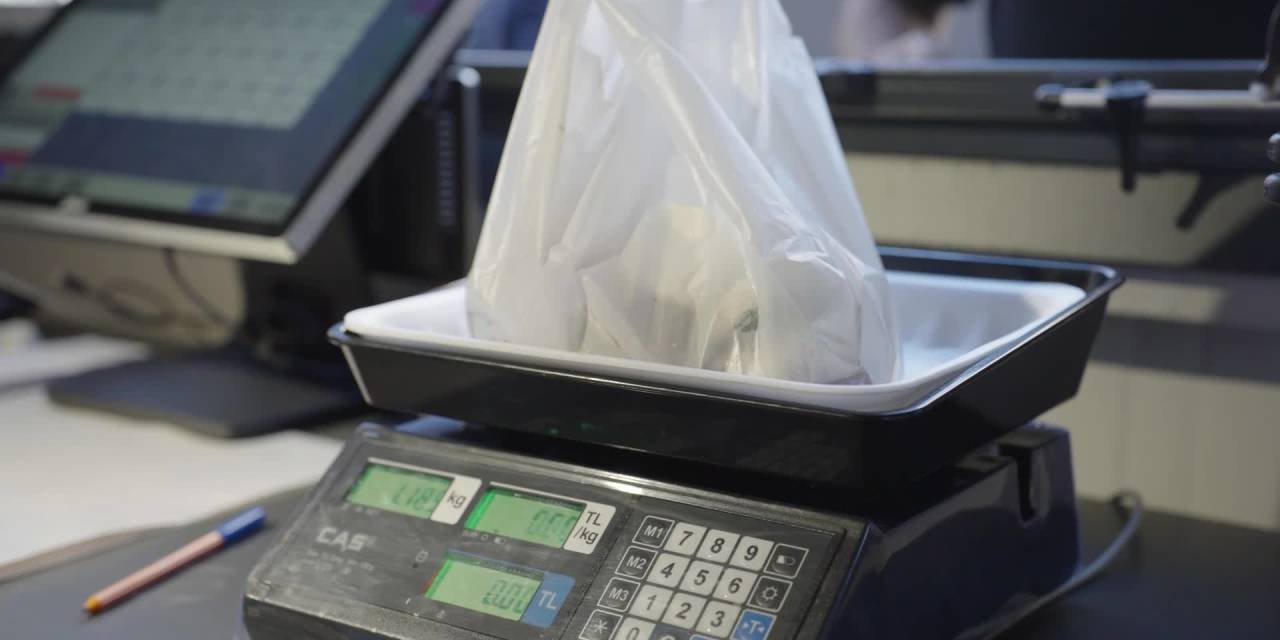 Mezitli Belediyesi, Akdeniz Mahallesi'ndeki Balık Pazarı'nı yenileyerek yeniden açtı