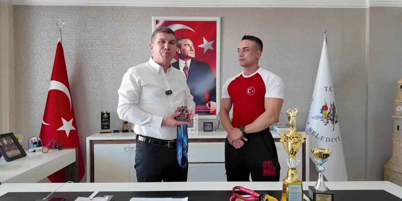 Burdur Belediye Başkanı Ercengiz, şampiyon vücut geliştirici Emrecan Kayacan'ı kabul etti