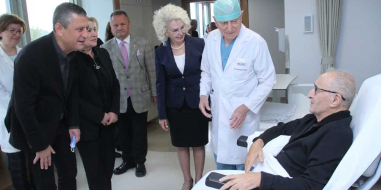 CHP lideri Özgür Özel hastanede Hikmet Çetin'i ziyaret etti