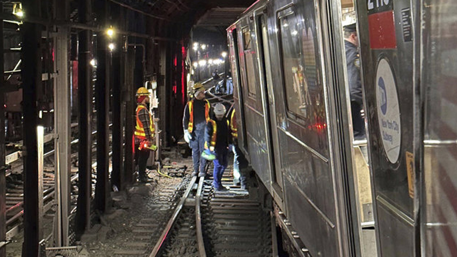 New York'ta 300'e yakın yolcu taşıyan tren başka bir trenle çarpıştı