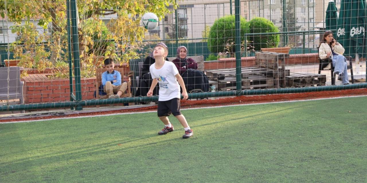 Ataşehir'de çocuklara ücretsiz futbol eğitimleri başladı