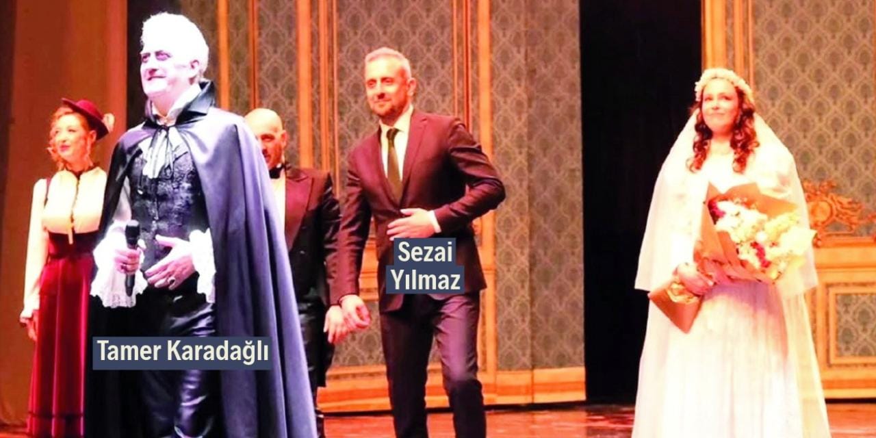 Yargılanan iki sanık Tamer Karadağlı ile birlikte sahnede