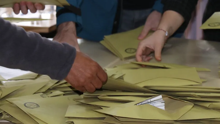 Temizlik görevlisi sayılmayan oyları çöpe attı, muhtar seçilemedi