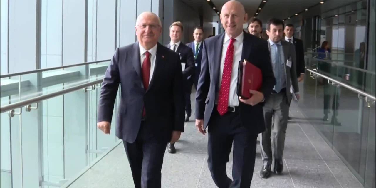 Yaşar Güler, Birleşik Krallık Savunma Bakanı Healey ile buluştu