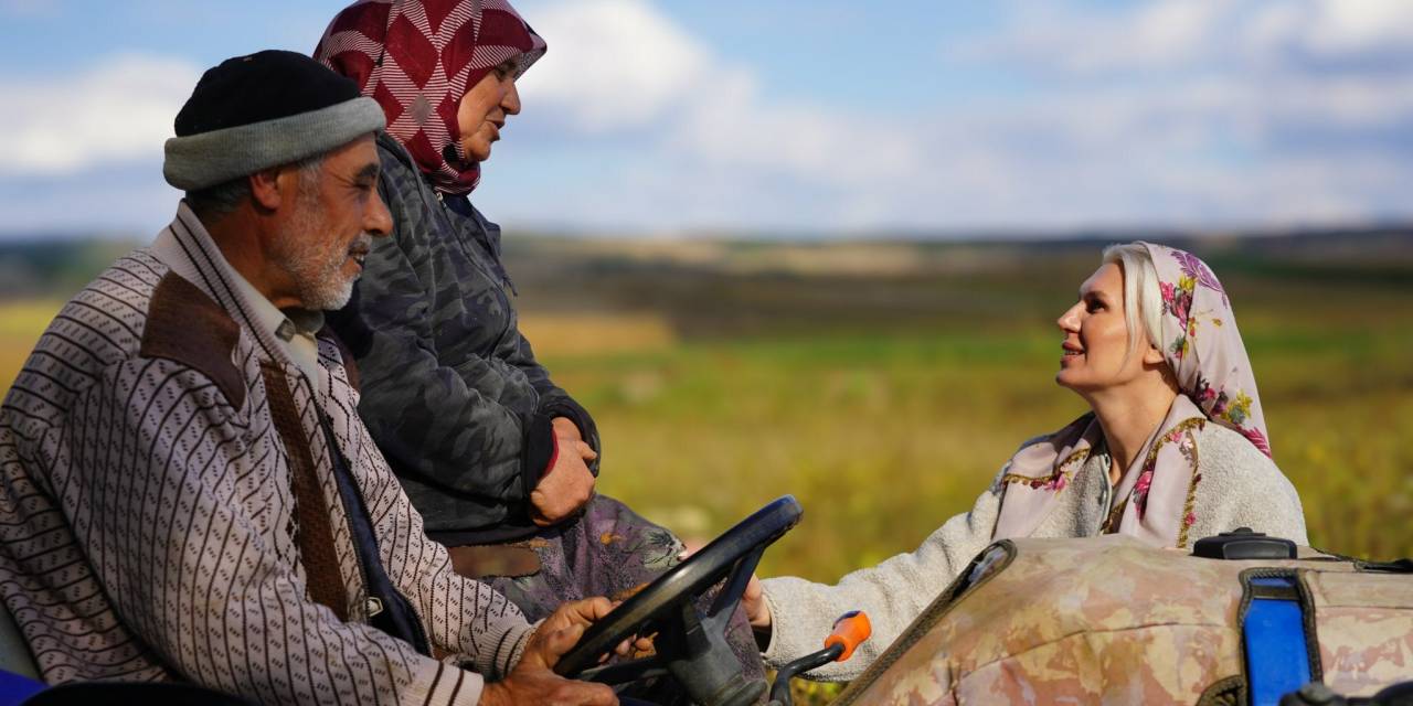 Subaşı, kadın çiftçilerle hasat yaptı