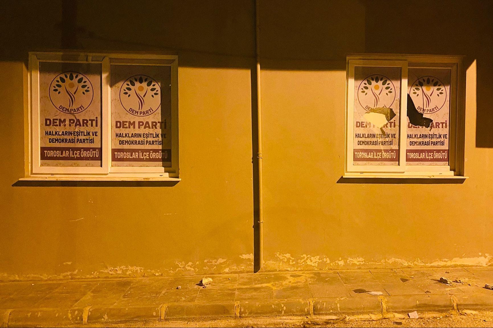 DEM Parti binasına taşlı saldırı