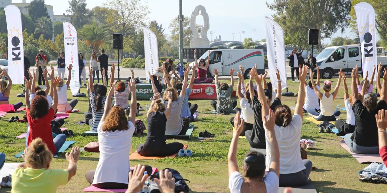 Karşıyaka'da yazı yoga ile uğurladılar