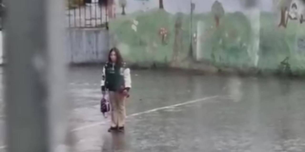 Zeynep Ece yağmur altında İstiklal Marşı okudu Vali’den ödül geldi