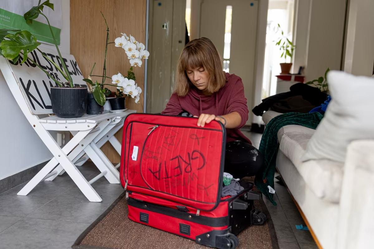 Greta'nın bavulu bile İsrail'in şiddetinden nasibini aldı: Küfürler yazıp penis ve bayrak çizmişler