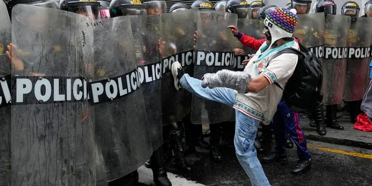 Z Kuşağı, Peru'da da sokağa çıktı: 1 kişi öldü, 100'den fazla yaralı