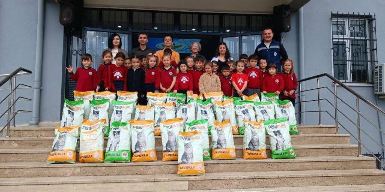 Ereğli'de öğrencilerden sokak hayvanlarına mama yardımı