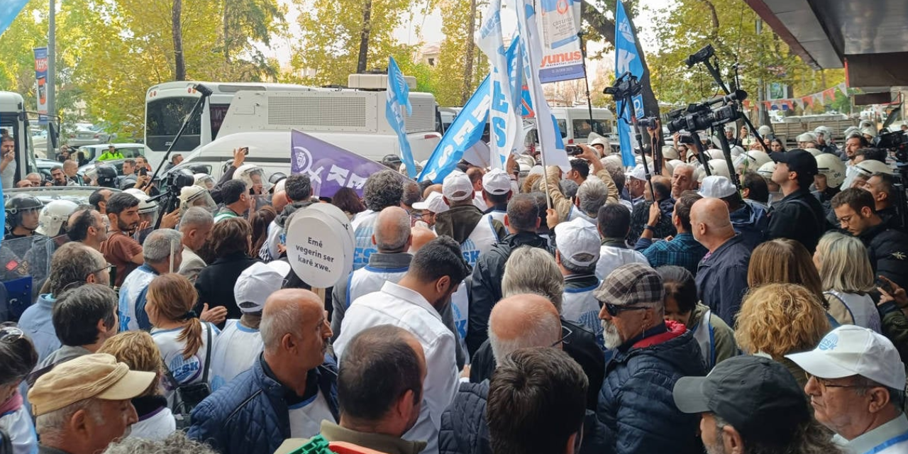 İhraç edilen kamu çalışanları için yürüyen KESK'e polis ablukası: Oturma eylemine başladılar