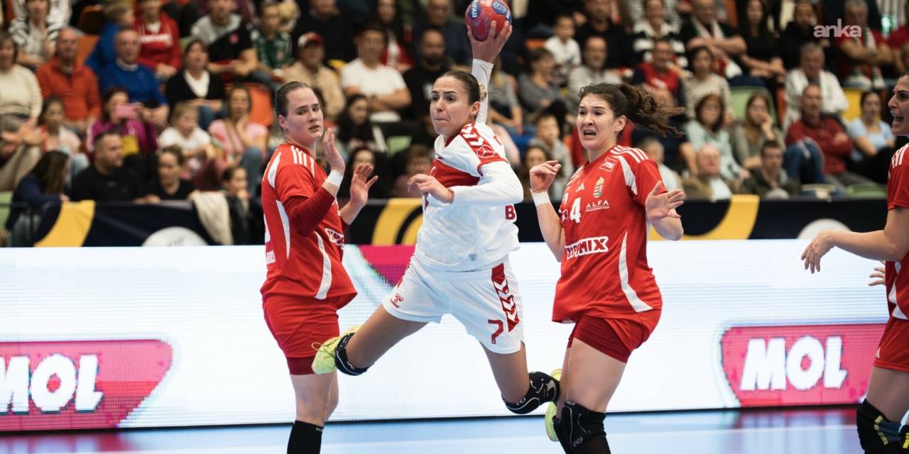 A Milli Kadın Hentbol Takımı Macaristan'a farklı yenildi