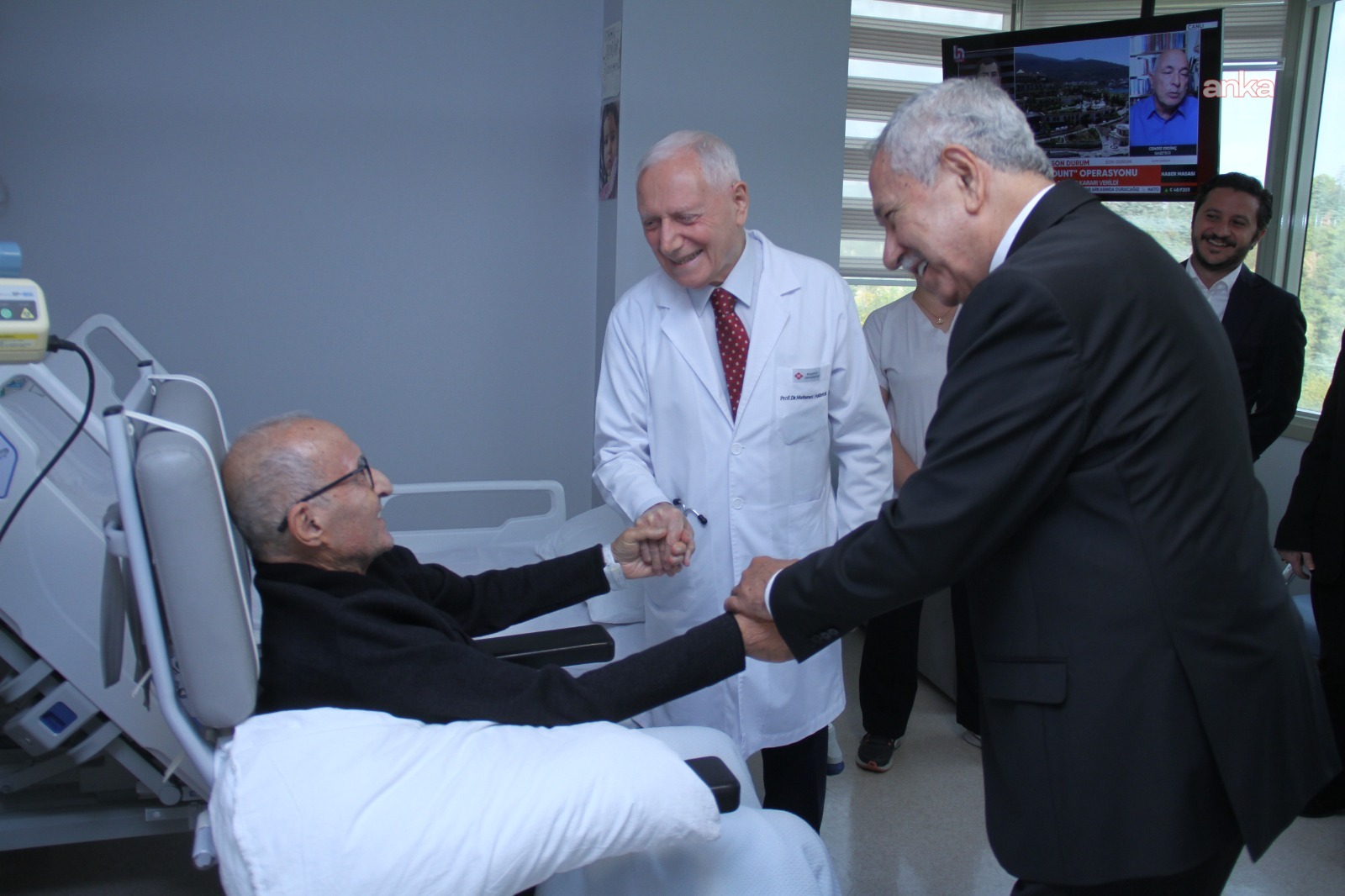 Bülent Arınç, Hikmet Çetin'i hastanede ziyaret etti