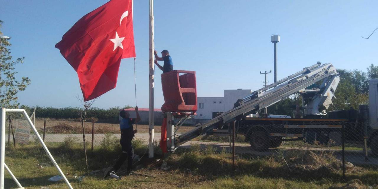 Yumurtalık’ta bayrak yenileme ve temizlik seferberliği
