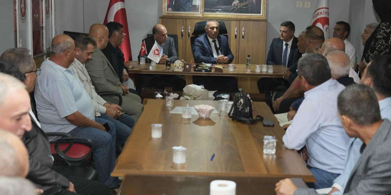 Geçer, muhtarlarla buluşarak 19 Ekim'i kutladı