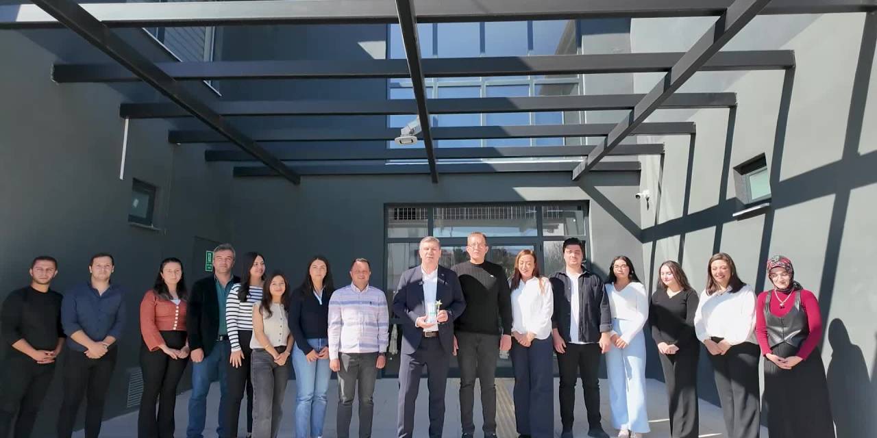 Ercengiz, ödülü Mine Hanım Özel Eğitim Merkezi'ne sundu