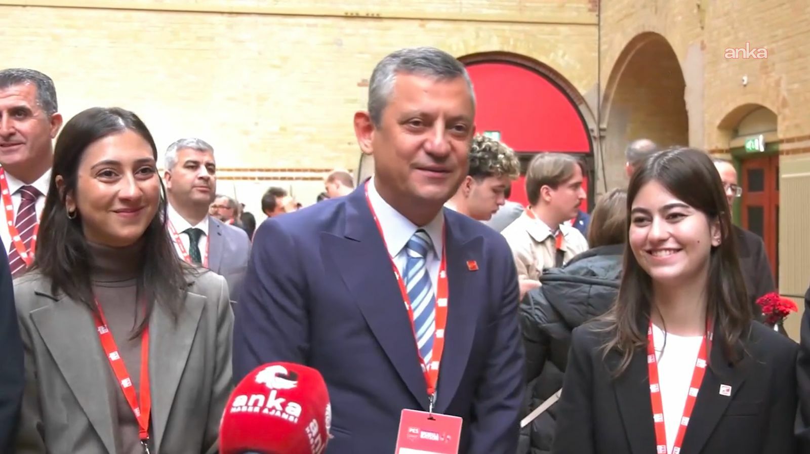 Özgür Özel, Amsterdam’da PES kongresine katıldı: Kongre İmamoğlu ile açıldı