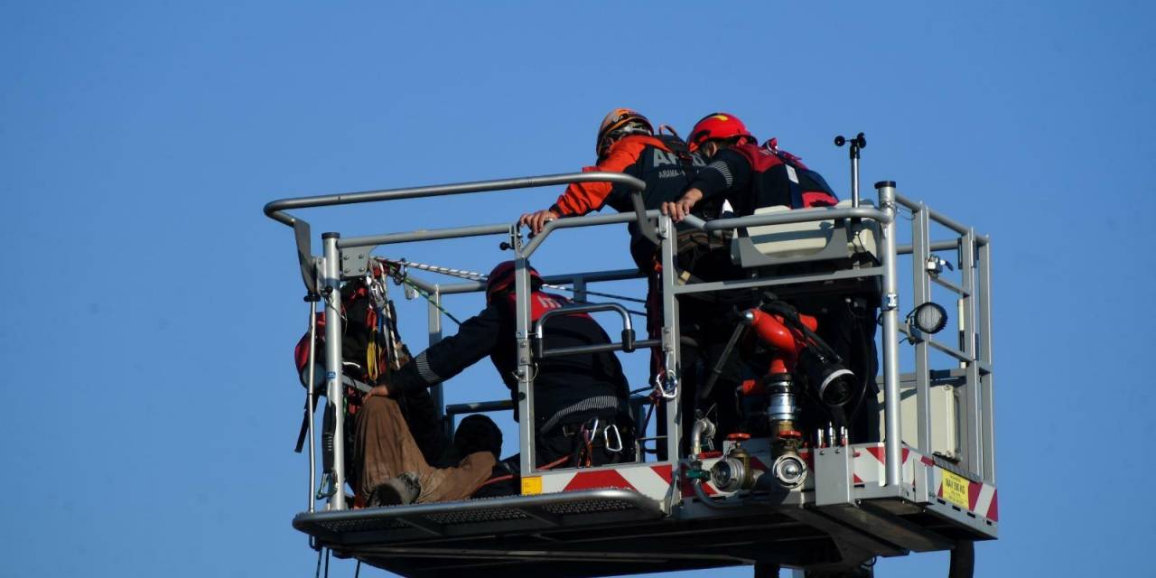 İzmir'de bacaya sıkışan işçileri itfaiye kurtardı