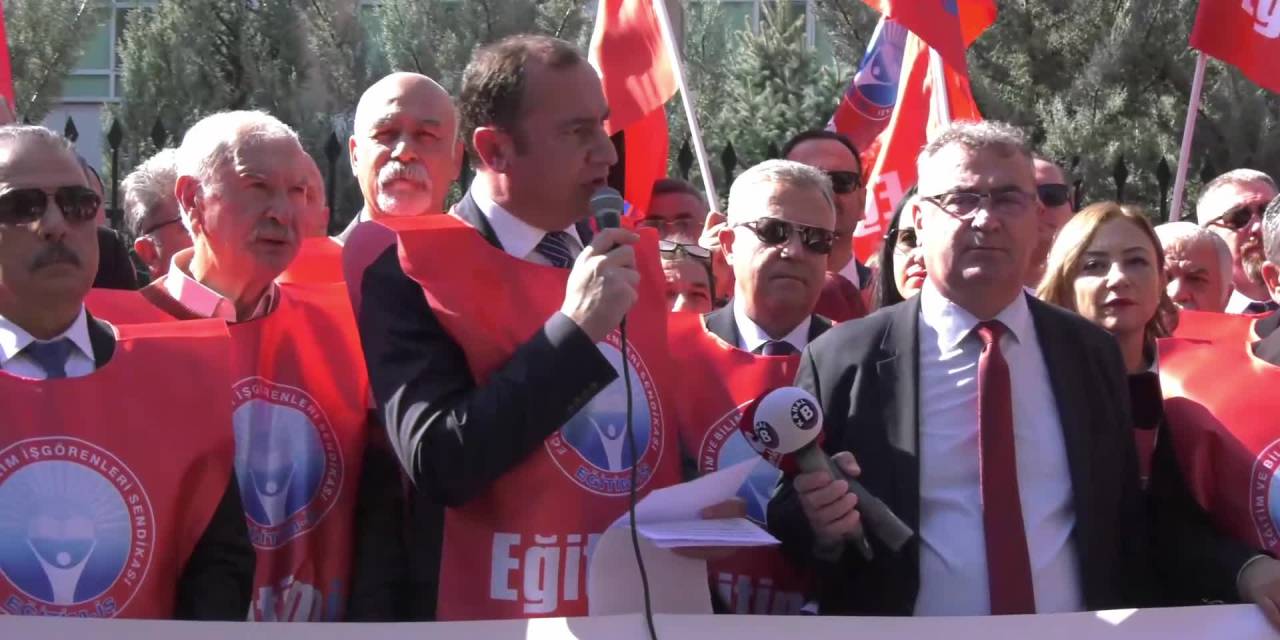 Eğitim-İş, 20. yılını kutlarken Milli Eğitim Bakanlığı önünde toplandı