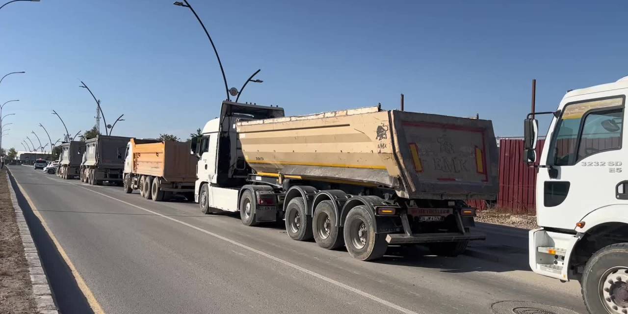 Malatya'da hafriyat kamyonları sürücülerinden protesto: 'Haksız ceza alıyoruz'