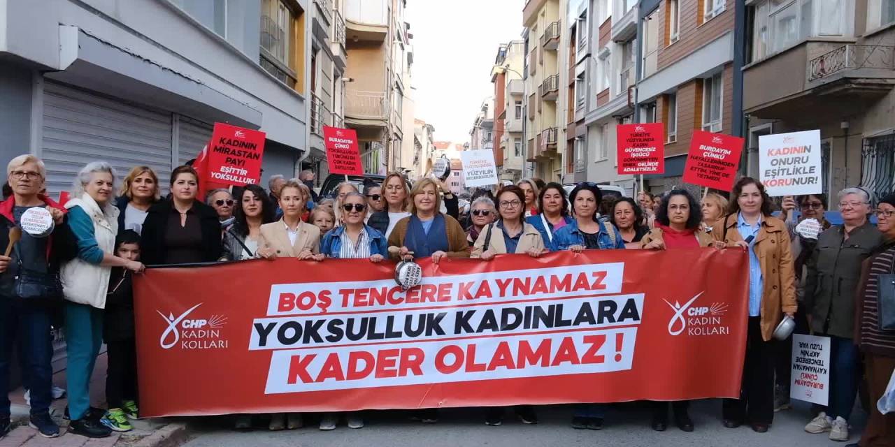 Kadınlar Eskişehir’de boş tencerelerle sokaklarda