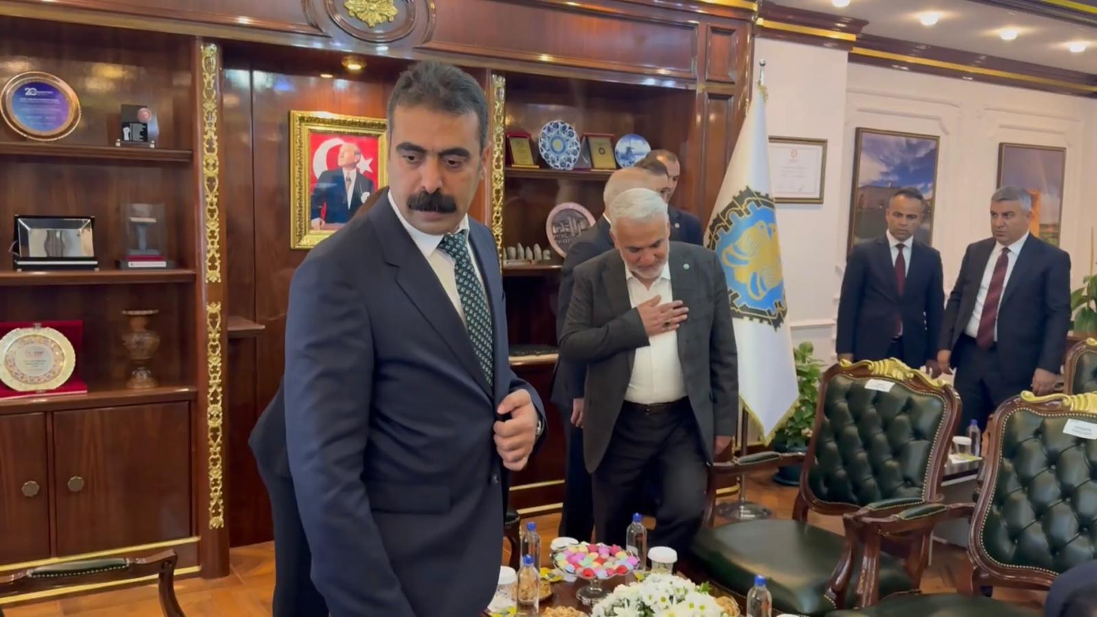 Diyarbakır’da buz gibi anlar: DEM’li başkanlar Hüda-Par lideriyle tokalaşmadı