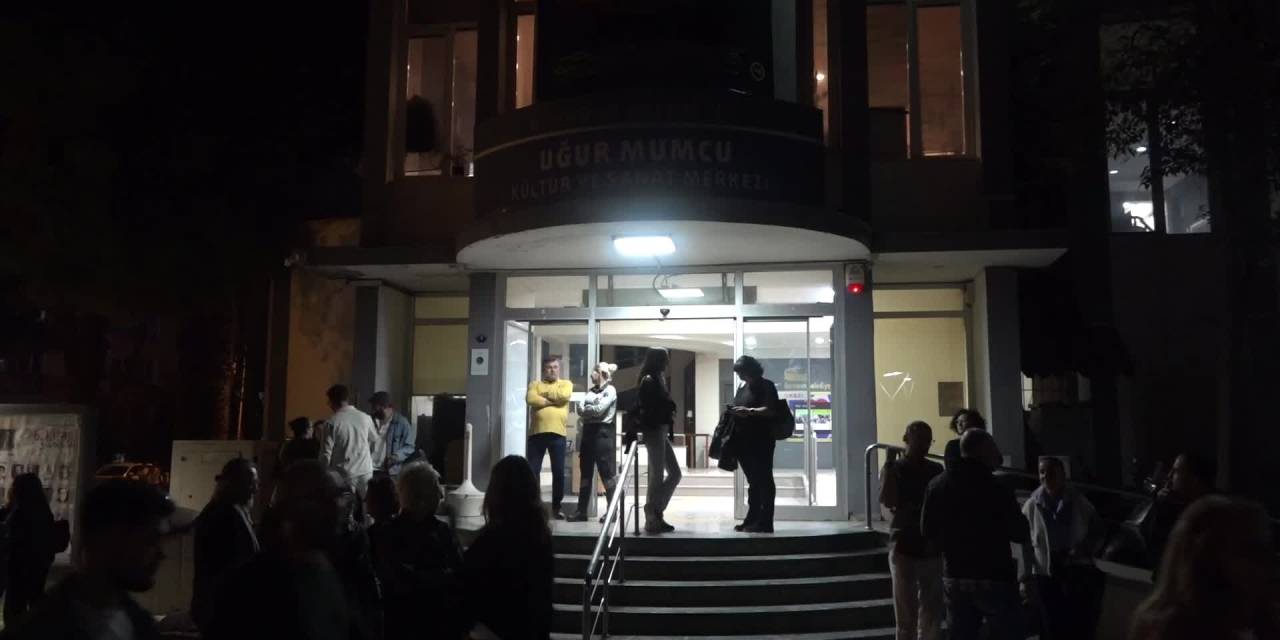 Bornova Belediyesi Şehir Tiyatrosu yeni sezonu "Altın Ejderha" ile kutladı