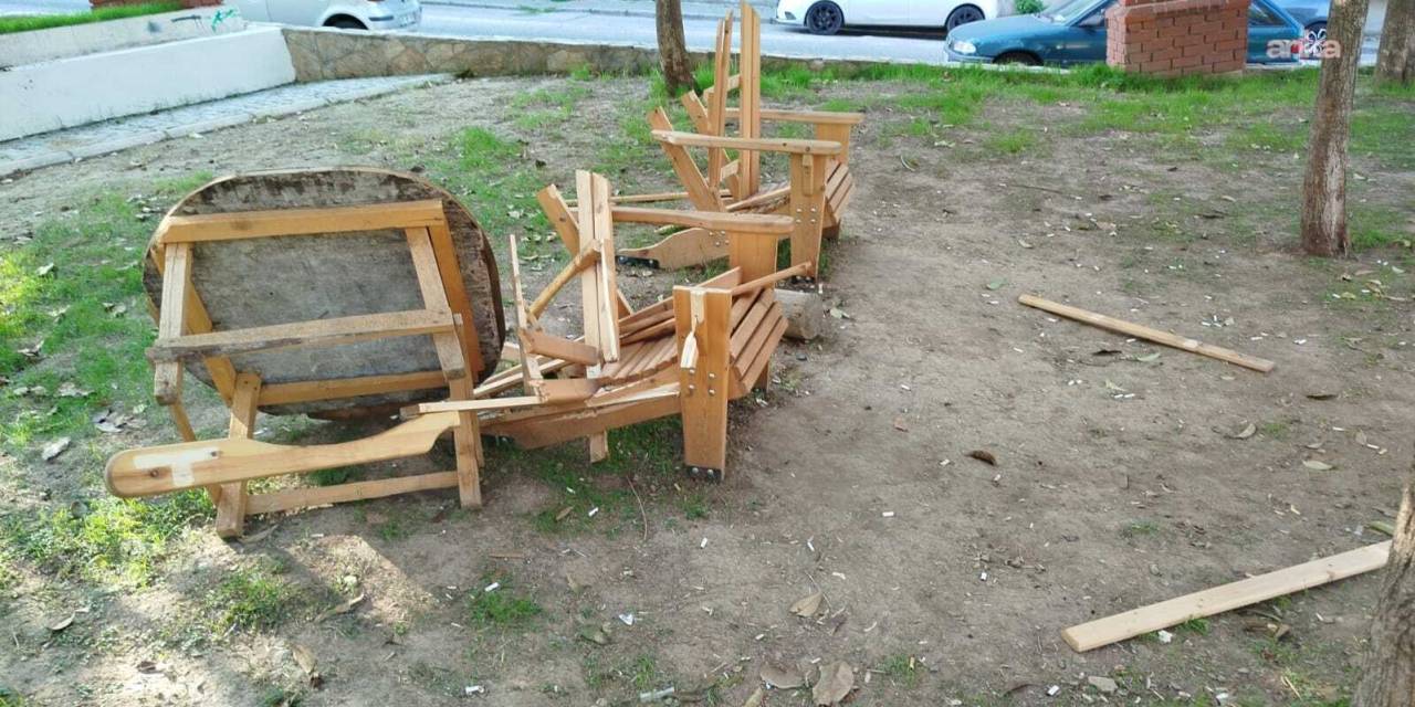 Parktaki banklar gece vakti tahrip edildi