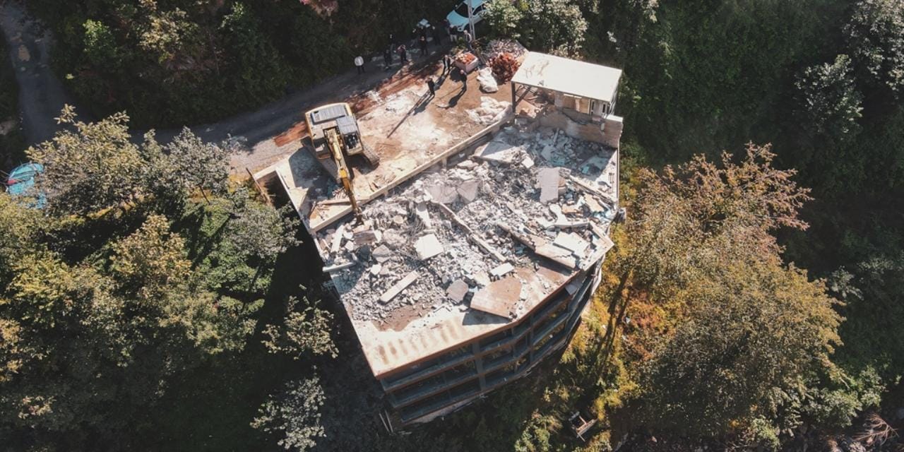 Rize’de kaçak yapılar yıkılıyor: 58 bina dere yatağından kaldırıldı