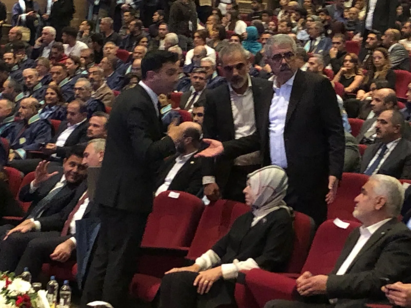 Dicle Üniversitesi’nde protokol krizi: Belediye eş başkanları salonu terk etti