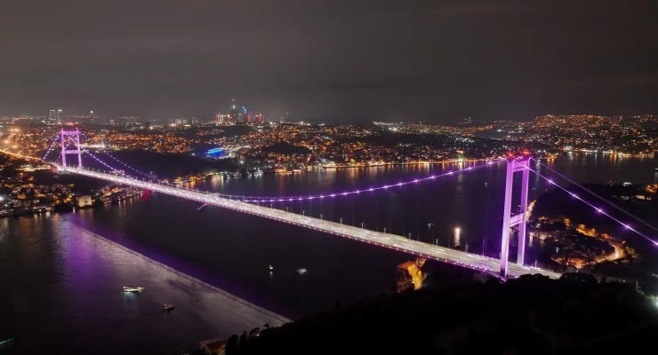 İstanbul’un iki köprüsü “Meme Kanseri Farkındalık Ayı” için pembe ışıkla aydınlatıldı