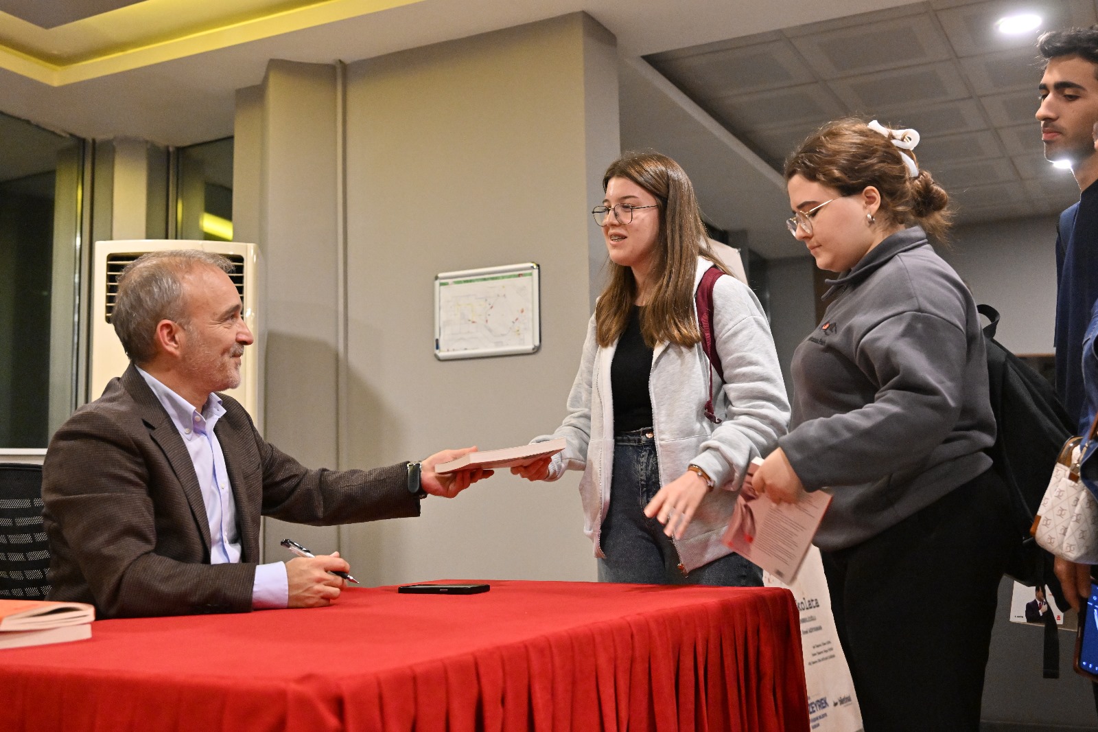 Yavuz Oğhan Manisa’da "Millete Emanet"i imzaladı