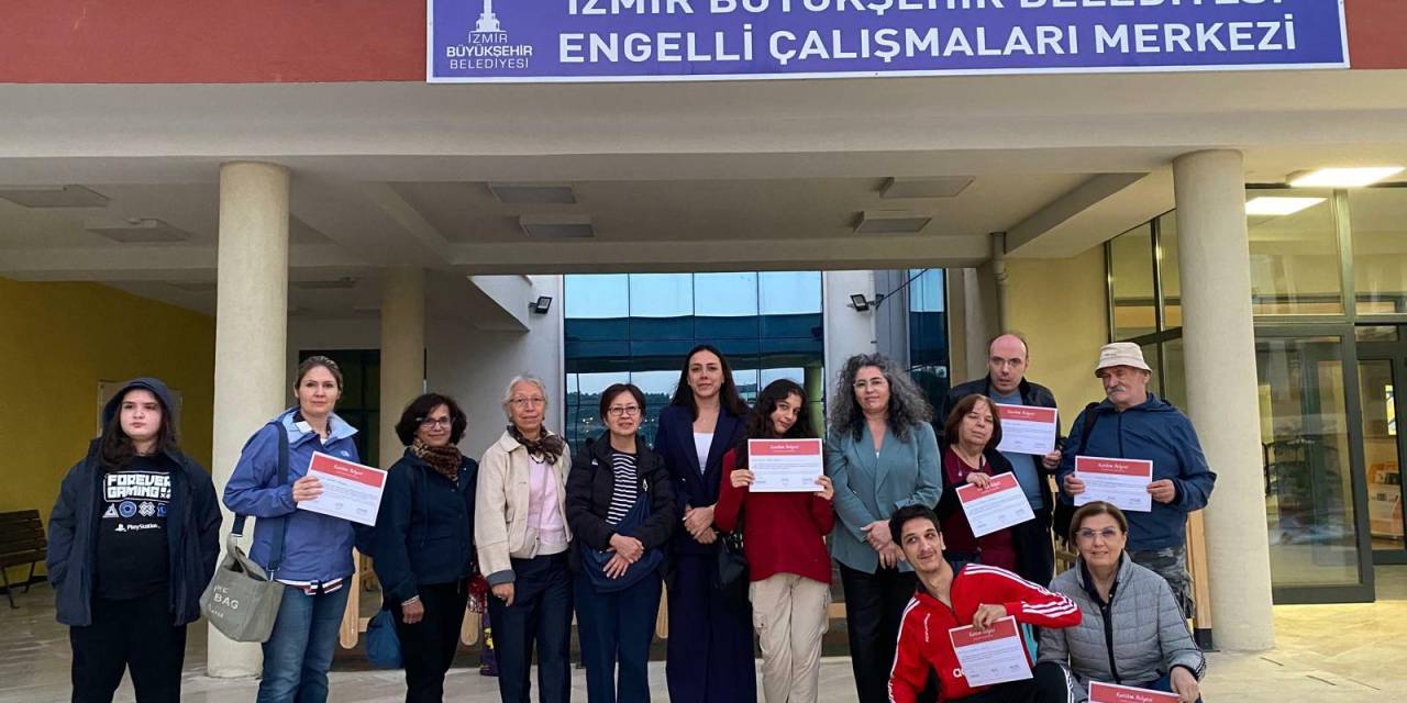 İzmir'de Sanatla Terapi atölyesiyle engelli bireylere destek