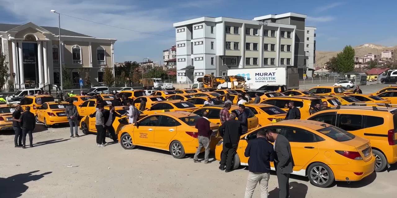 Vanlı taksicilerden Rojin Kabaiş'e adalet yürüyüşü: 'Rojin'in ölümünü gizleyen herkes suç ortağıdır'