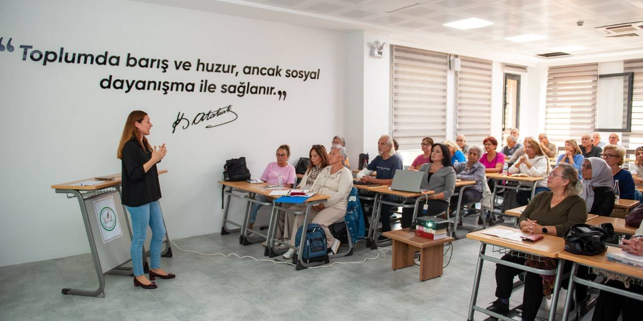 Karşıyaka Belediyesi 3. Yaş Üniversitesi’nde yeni dönem başladı