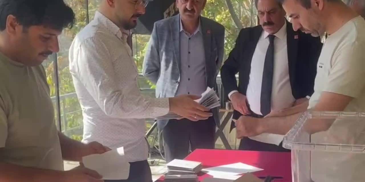 Nevaf Bilek, CHP Siirt İl Kongresi'nde tek listeyle il başkanı oldu