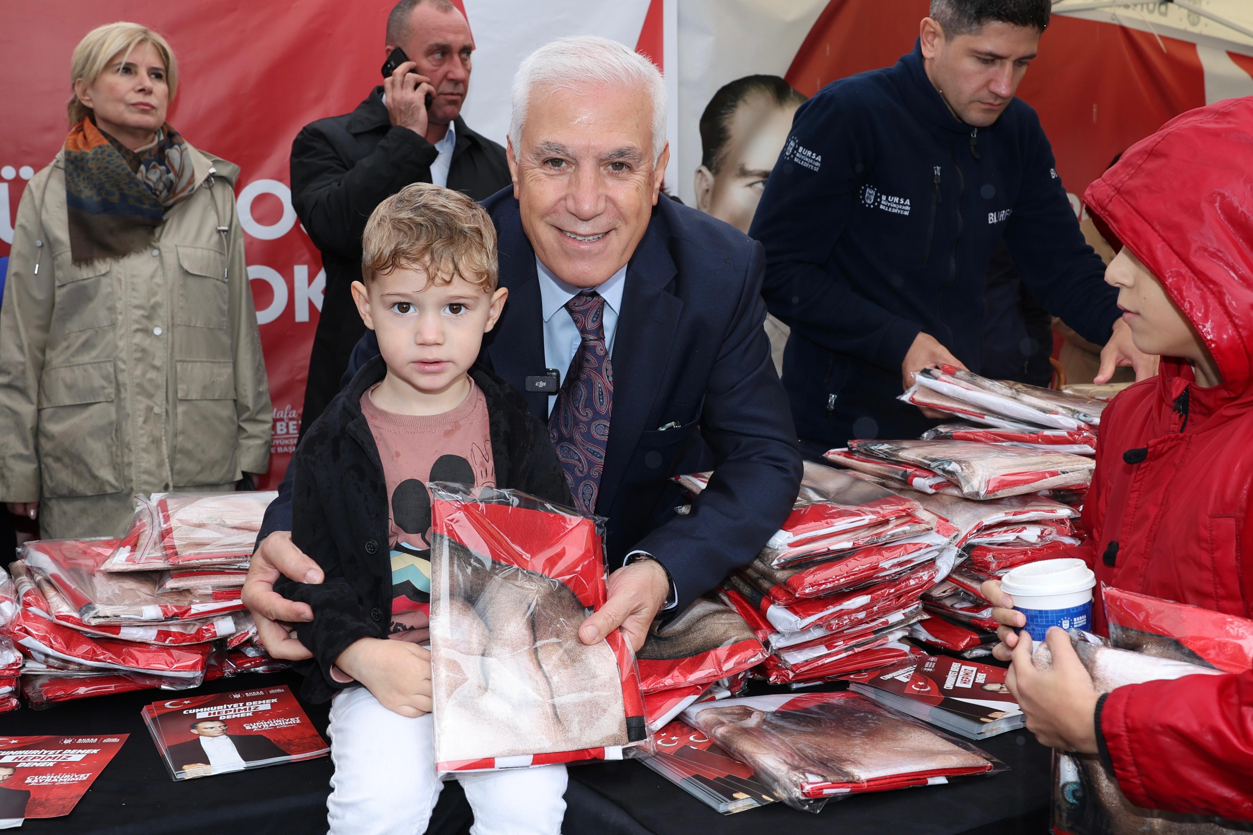 Bursa sokakları Ata posterleriyle süsleniyor