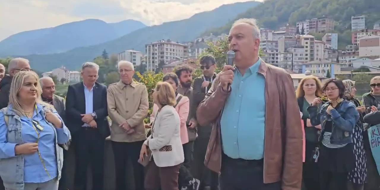 Borçka Tiyatro Festivali renkli yürüyüşle başladı