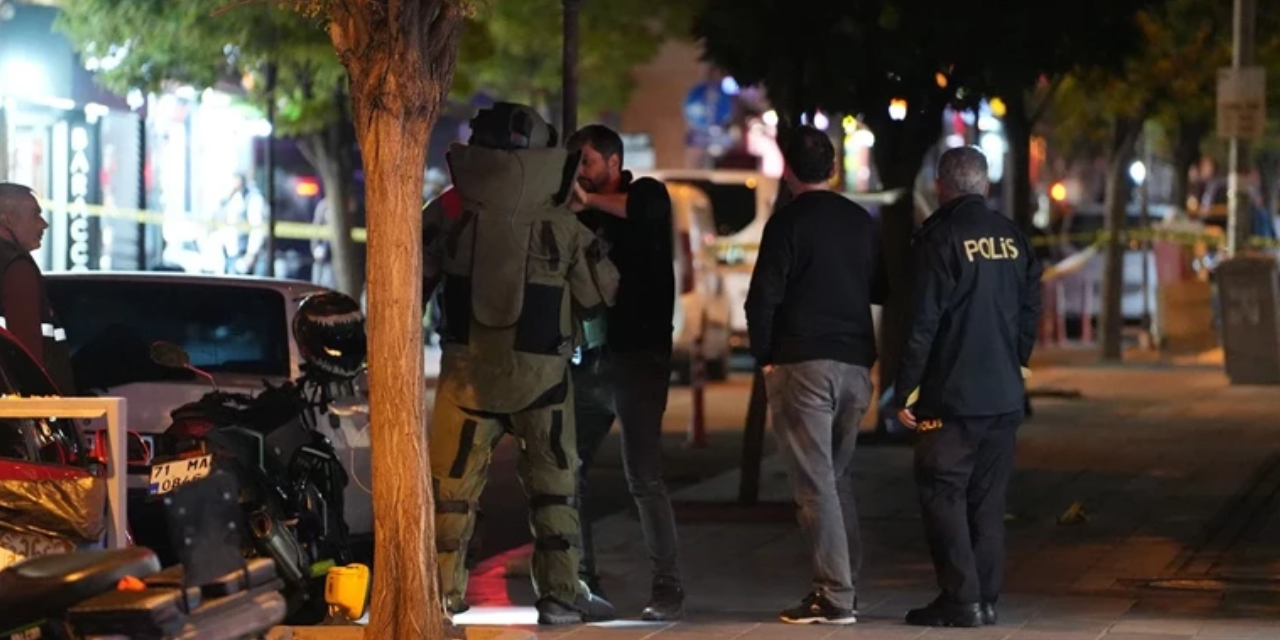 Caddede şüpheli paket paniği! Bomba imha uzmanı çağrıldı… Yaya ve araç trafiğine kapatıldı